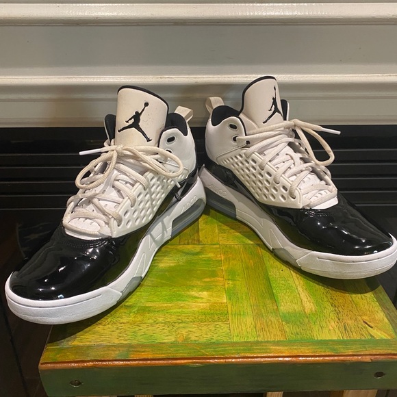 Men’s Air Jordan 11 Tennis Shoes, Size 9.5 - Picture 2 of 5